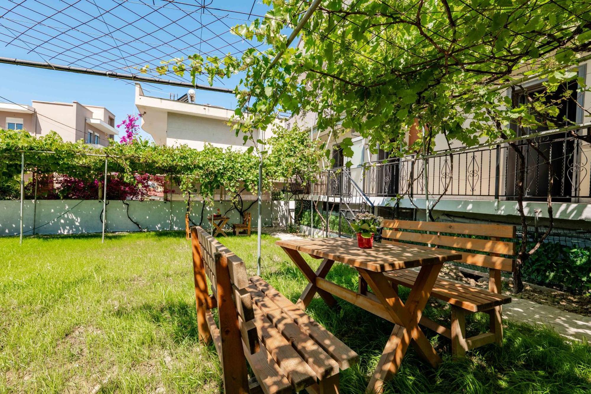 Kalpazo Kaja Vila Garden Golem  Kültér fotó